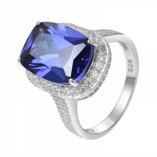 mavi Tanzanit som gümüş nişan yüzüğü üzerine yastık kesim rodyum yaratıldı 