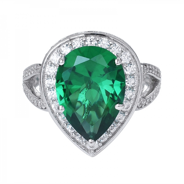 zümrüt yeşili, gümüş nişan yüzüğü üzerinde armut kesim rodyum yarattı 